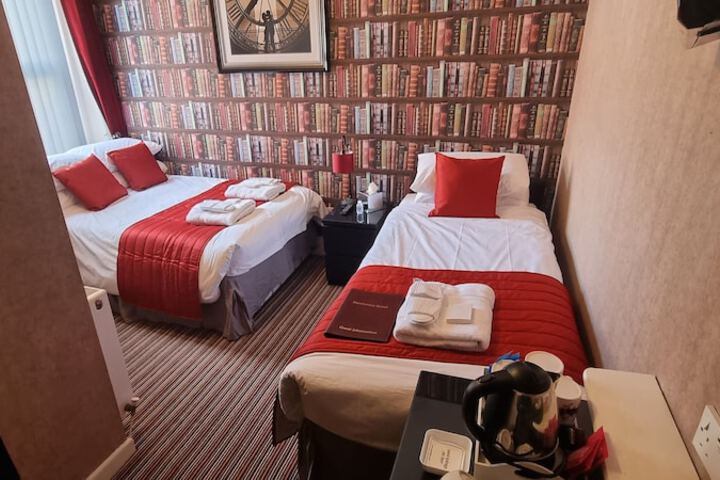 Room 32 of 49