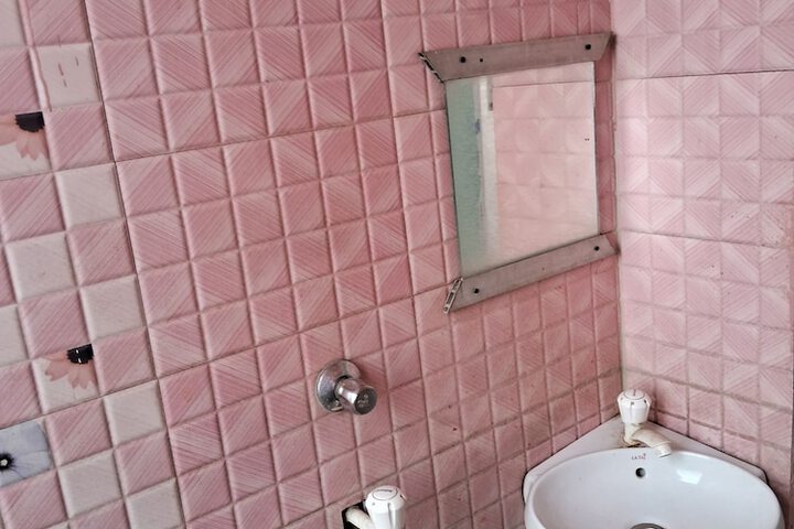 Room 6 of 9