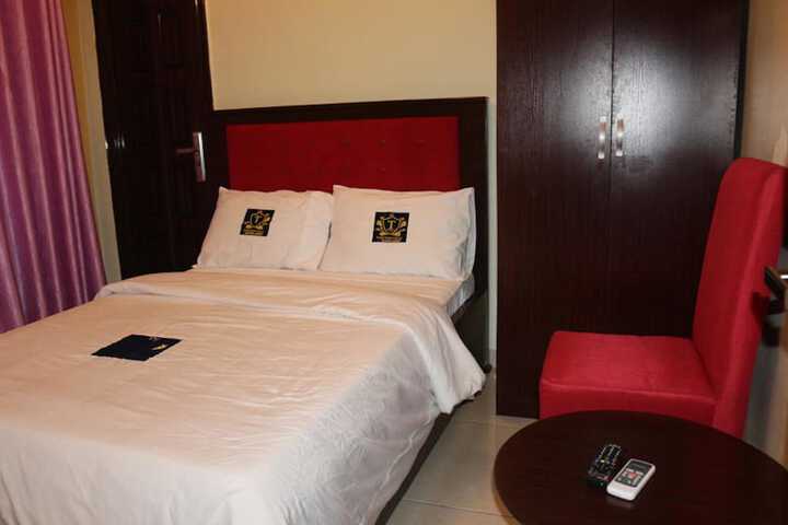 Room 6 of 18