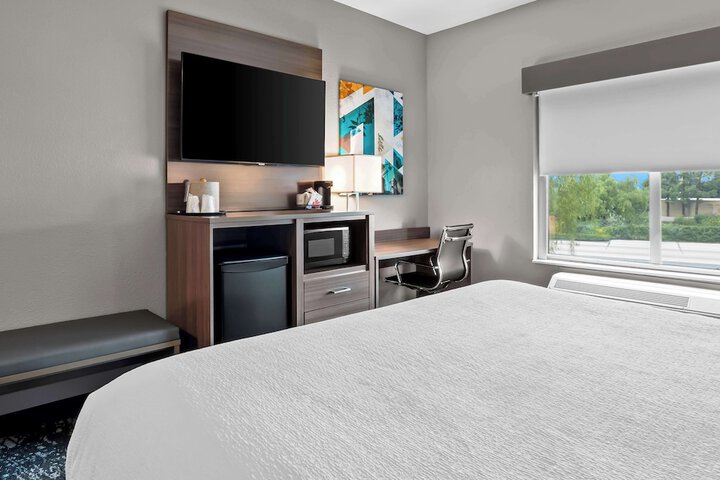 1 King Bed (2 of 6)