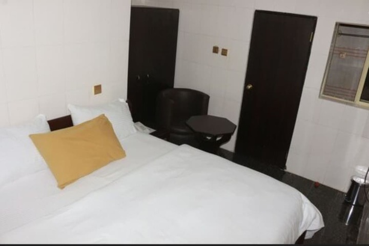Room 10 of 29