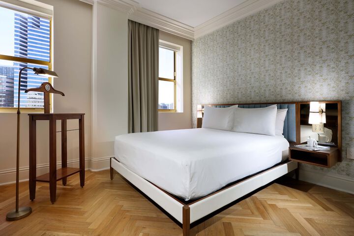 Deluxe Queen Bed (4 of 20)