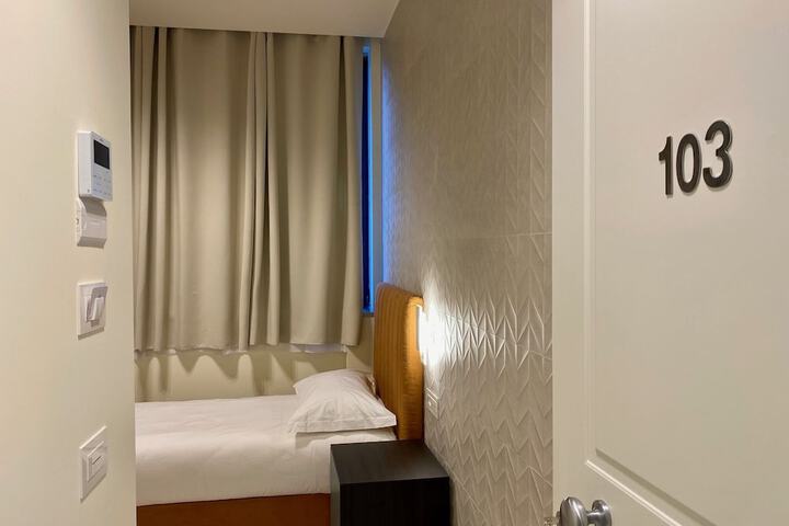 Room 10 of 21