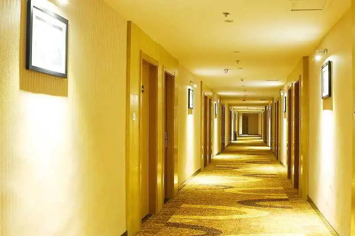 Room 11 of 18