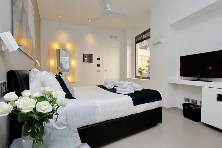 Room 2 of 33