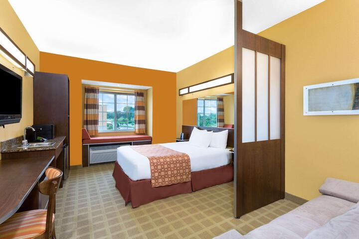 1 Queen Bed Accessible Room (20 of 30)