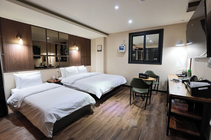 Room 52 of 93