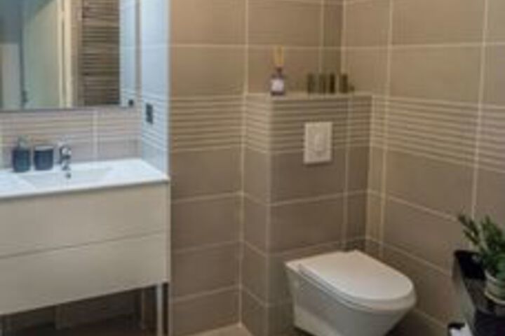 Room 4 of 9