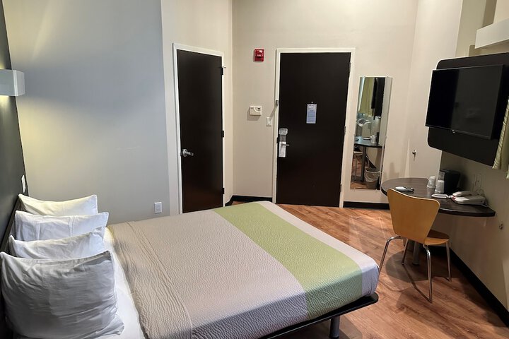 1 Queen Bed (2 of 5)