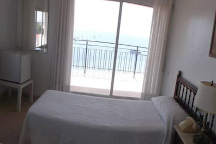 Room 3 of 34