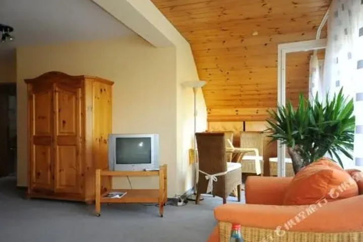 Room 2 of 3