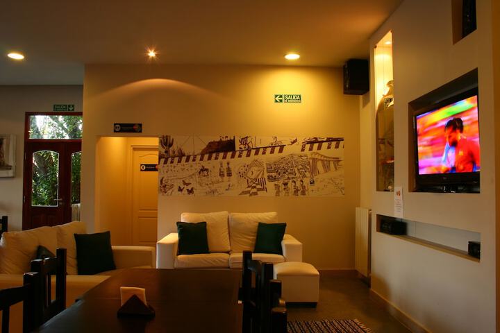 Lounge 30 of 32