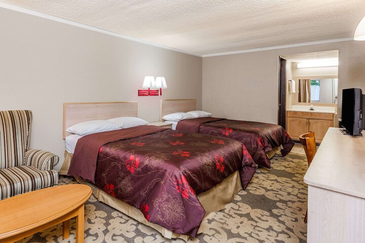 1 Queen Bed (4 of 9)