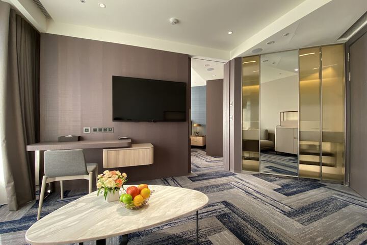 Room 33 of 77