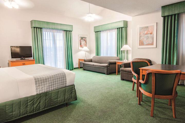 2 Queen Beds (3 of 8)