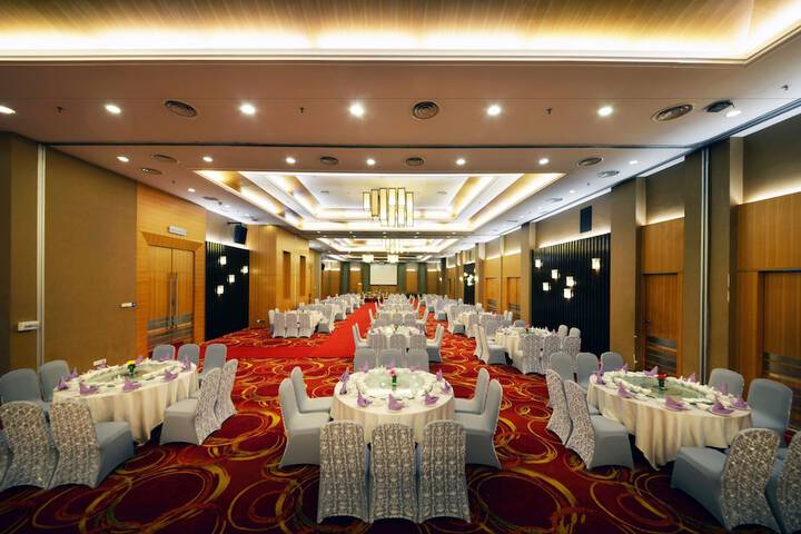 Ballroom/Hall 73 of 90