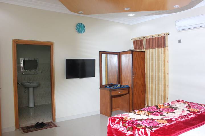 Room 4 of 33