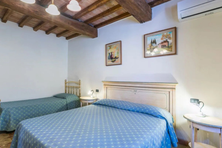 Room 4 of 18