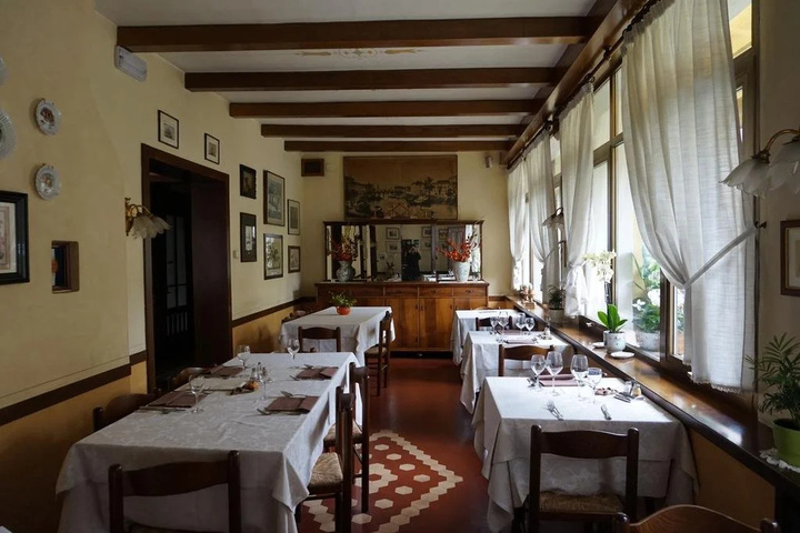 Dining 9 of 10