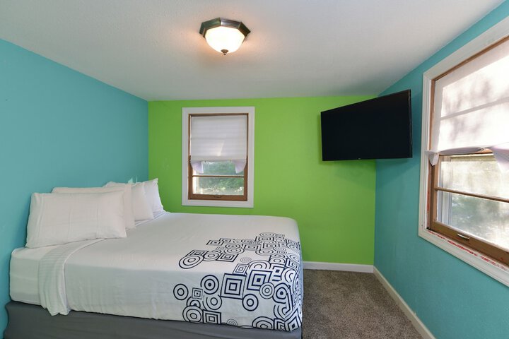 Room 34 of 143