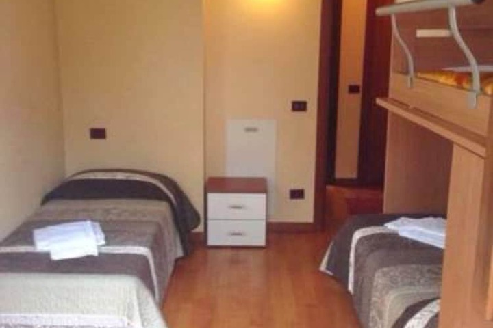 Room 7 of 33
