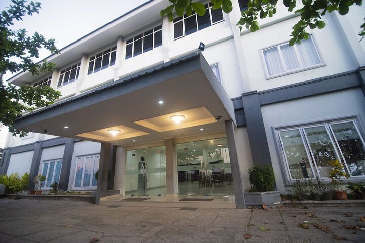 Exterior of Collection O 1401 Hotel MayaNearKetapang Satu Beach