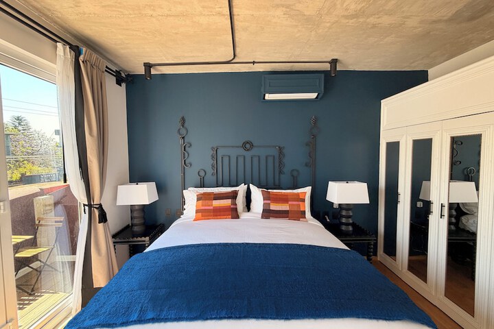 Room 4 of 104