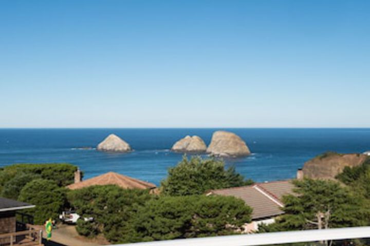 Oceanside Paradise 3 Br home by RedAwning
