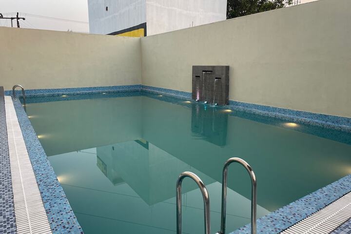 Pool 10 of 13