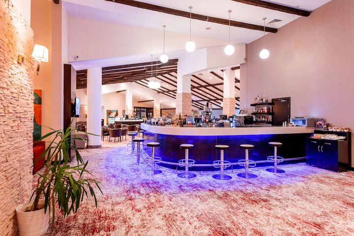 Lounge 56 of 79
