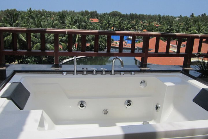 Hot Tub 12 of 33