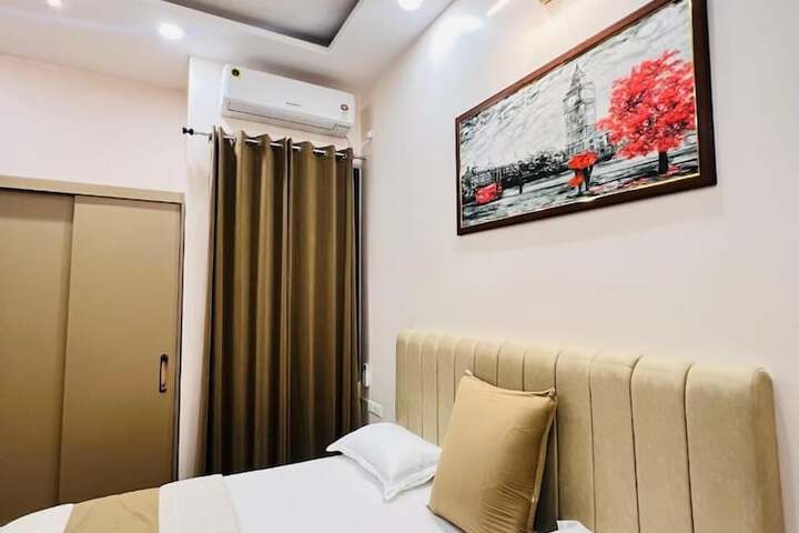 Room 7 of 77