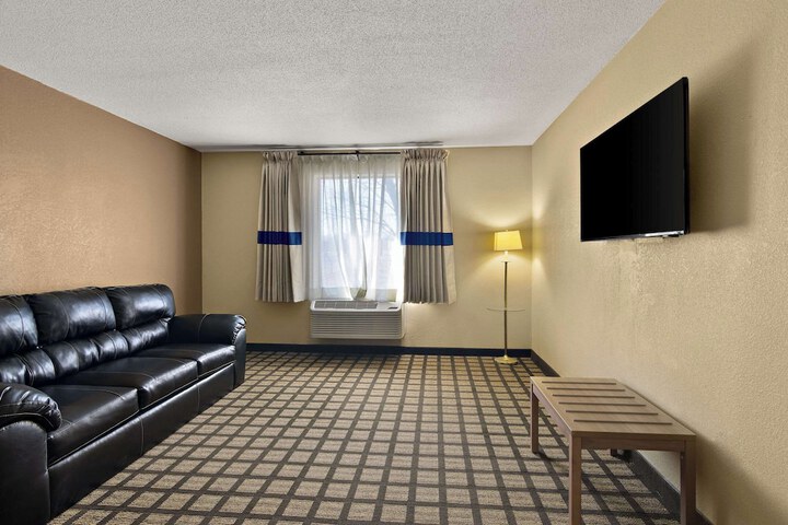1 King Bed (2 of 12)