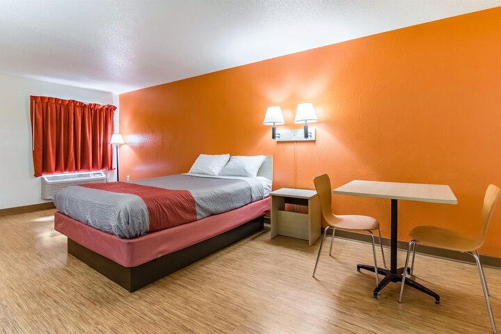 1 Queen Bed (10 of 13)