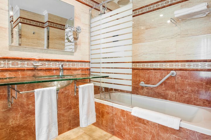 Deep soaking bathtub