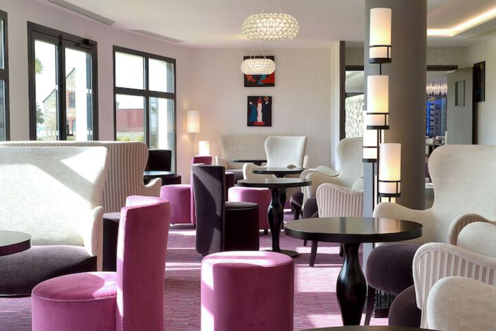 Lounge 42 of 56