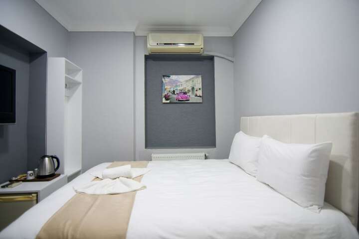 Room 13 of 83