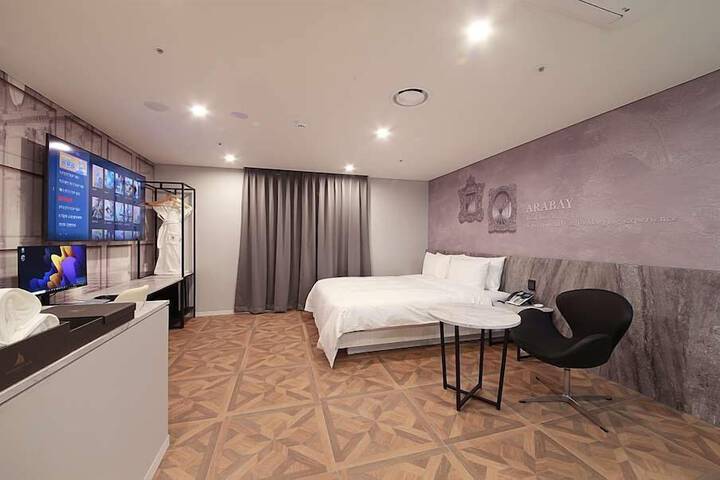 Room 6 of 140