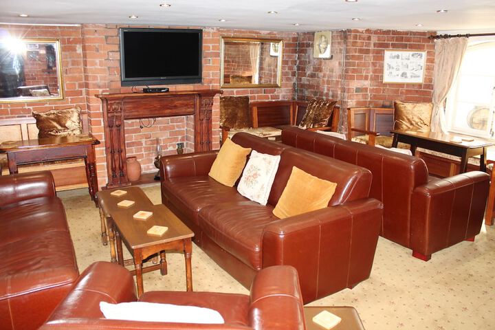 Lounge 38 of 53