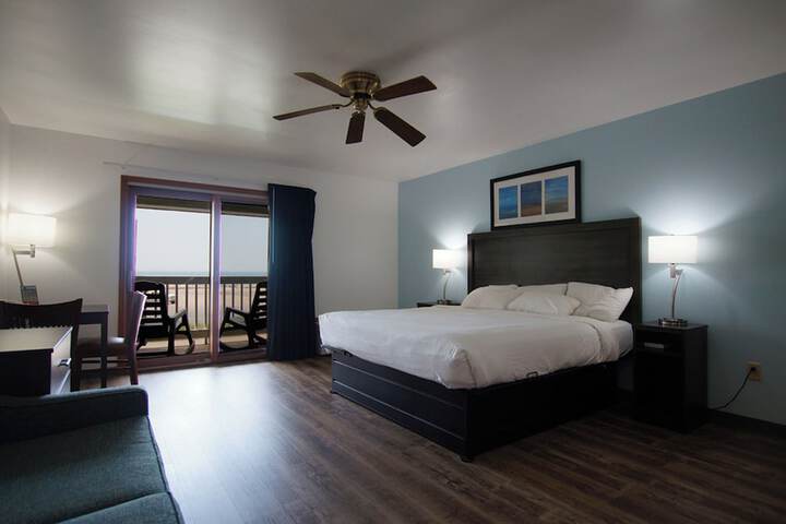 Classic King Bed Lake View Accessible (34 of 109)