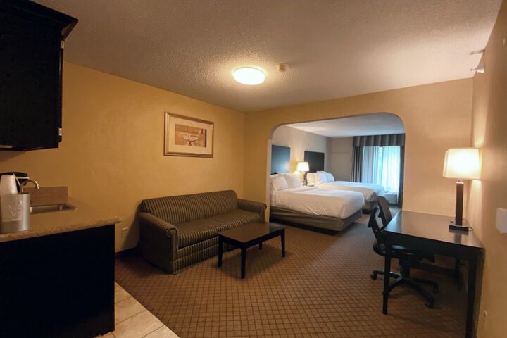 2 Queen Beds (1 of 15)