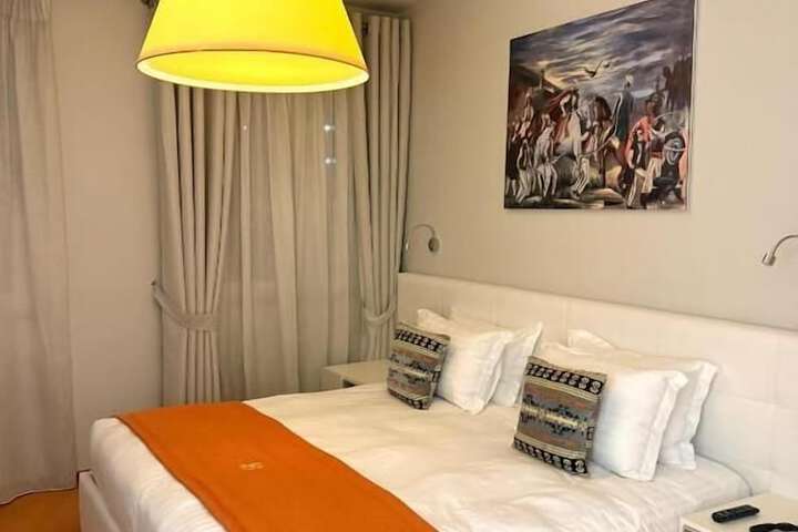 Room 6 of 25