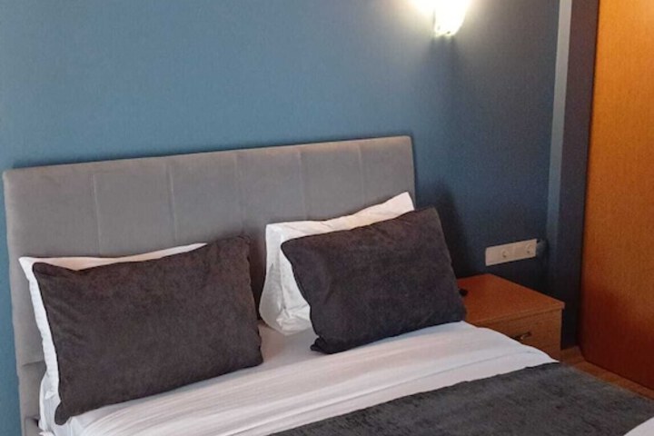 Room 27 of 204