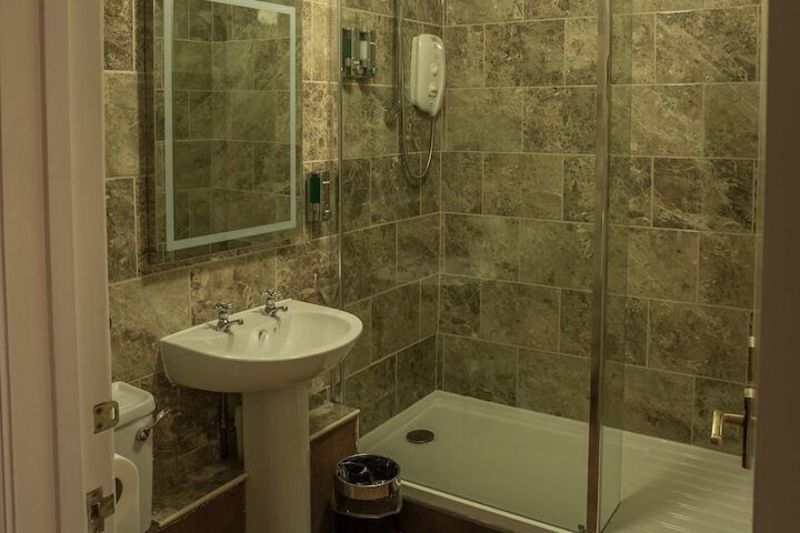 Room 6 of 33