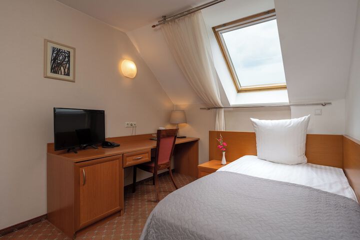 Room 10 of 80