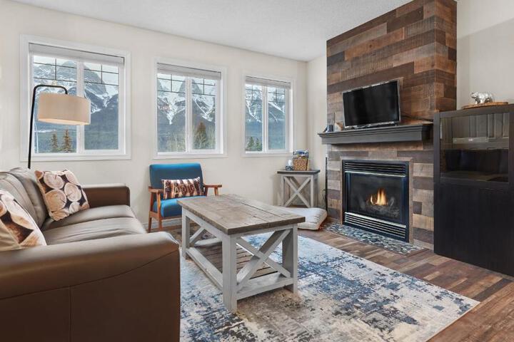 Mountain Gate - Pet Friendly 2BR w Mountain Views and open hot tub