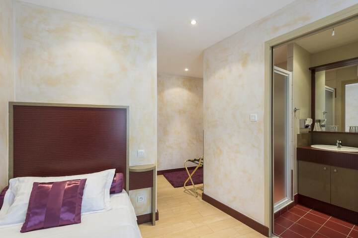 Room 13 of 65