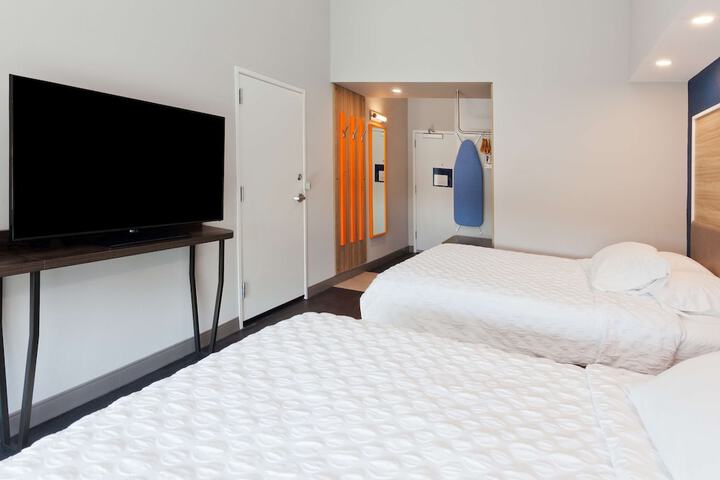 2 Queen Beds (7 of 15)