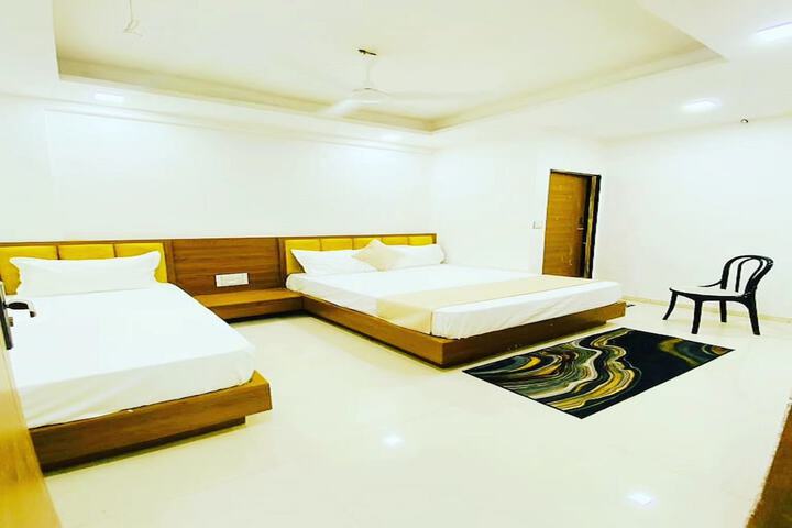 Room 33 of 43