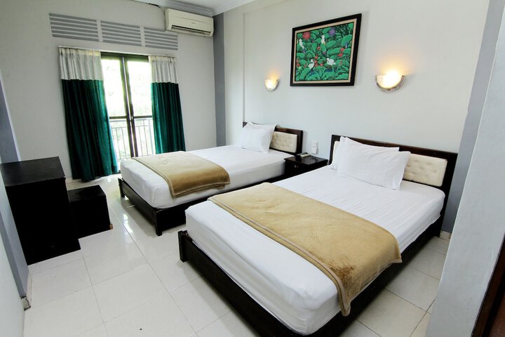 Room 10 of 33